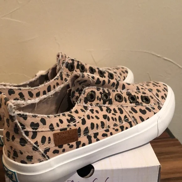 Blowfish Play Latte Spots canvas leisure shoe. Size 6.5 - Picture 4 of 5